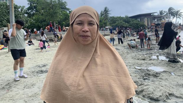 Rosita (66) bawa belasa anak dan cucu ke Pantai Ancol