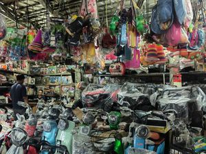 Jeritan Pedagang Pasar Gembrong: Banyak yang Gulung Tikar Jeritan Pedagang Pasar Gembrong: Banyak yang Gulung Tikar