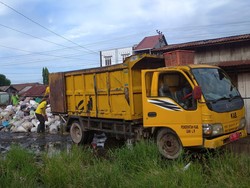 Tumpukan Sampah di Terminal Tanjung Raja Mulai Dibersihkan