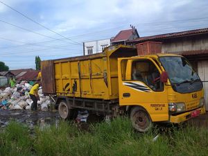 Tumpukan Sampah di Terminal Tanjung Raja Mulai Dibersihkan Tumpukan Sampah di Terminal Tanjung Raja Mulai Dibersihkan