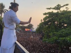 Lebaran Jadi Momen Fans Sambangi Rumah Shah Rukh Khan