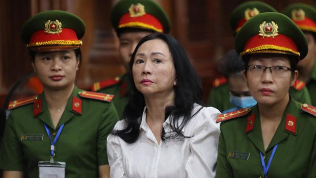 Vietnamese property tycoon Truong My Lan (C) looks on at a court in Ho Chi Minh city on April 11, 2024. A top Vietnamese property tycoon could face the death penalty when she and dozens of other co-accused face verdicts on April 11 in one of the country's biggest fraud cases over the embezzlement of USD 12.5 billion. (Photo by AFP)