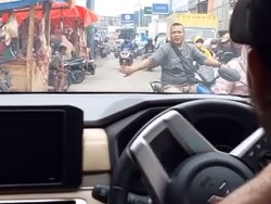 Viral Pemotor Serobot Jalur Mobil, Ditegur Malah Lebih Galak!