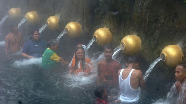 Wisata Air Panas Guci Tegal Kebanjiran Wisatawan