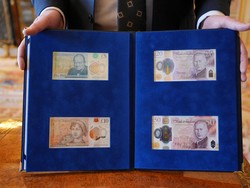 Uang Kertas Bergambar Raja Charles Mulai Beredar