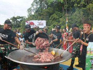 TNI Masak 1.000 Porsi Rendang Bareng YouTuber Bobon di Daerah Konfik Maybrat