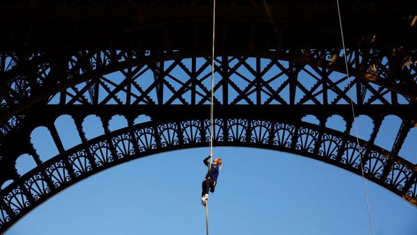 Aksi Atlet Prancis Pecahkan Rekor Dunia Panjat Tali di Menara Eiffel