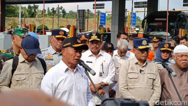 Menko PMK Muhadjir Effendy ketika memberikan keterangan usai melepas One Way di Kalikangkung Semarang, Sabtu (13/4/2024).