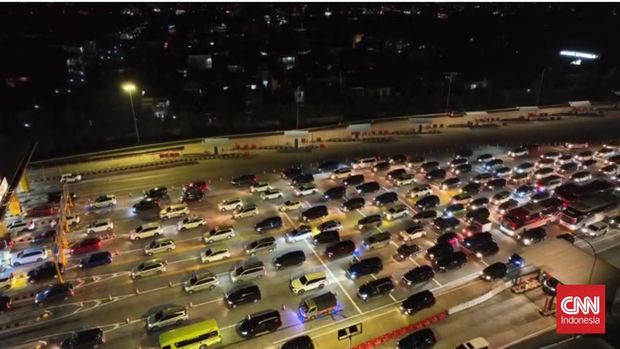 Suasana kepadatan kendaraan arus balik di Gerbang Tol Banyumanik Semarang, Sabtu (13/4) malam. (CNNIndonesia/Damar)