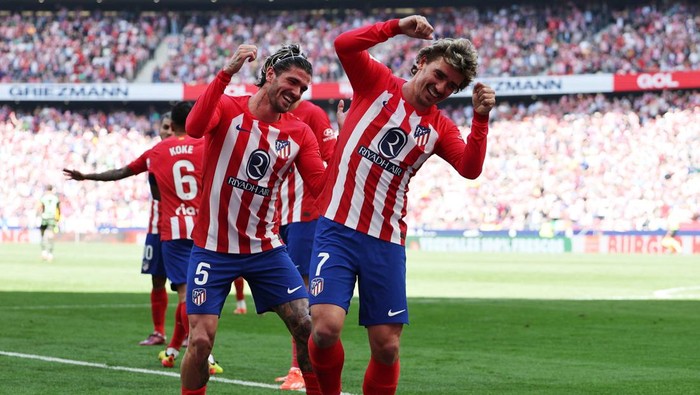 Soccer Football - LaLiga - Atletico Madrid v Girona - Metropolitano, Madrid, Spain - April 13, 2024 Atletico Madrids Antoine Griezmann celebrates scoring their first goal with Rodrigo De Paul REUTERS/Violeta Santos Moura