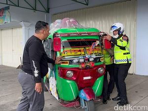 Keluarga Pemudik Asal Jakarta Telantar di Mojokerto gegara Mesin Bajaj Jebol Keluarga Pemudik Asal Jakarta Telantar di Mojokerto gegara Mesin Bajaj Jebol
