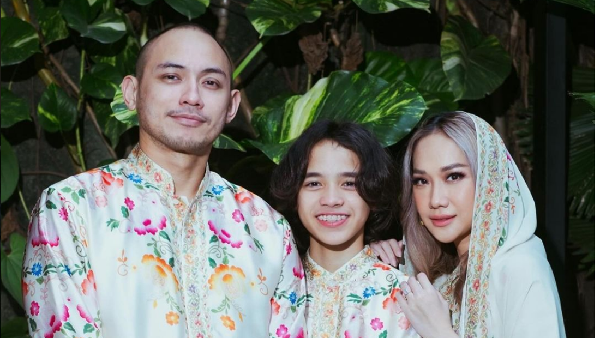 7 Gaya BCL Rayakan Lebaran Pertama dengan Tiko, Datangi Makam Ashraf