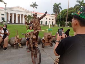 Suka-Duka Eko Jadi Manusia Patung di Kota Tua Demi Hidupi Keluarga Suka-Duka Eko Jadi Manusia Patung di Kota Tua Demi Hidupi Keluarga
