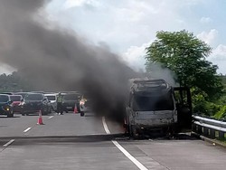 Ini Dugaan Penyebab Elf Terbakar di Tol Pandaan-Malang