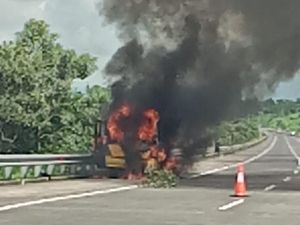 Elf Terbakar di Tol Pandaan-Malang Elf Terbakar di Tol Pandaan-Malang