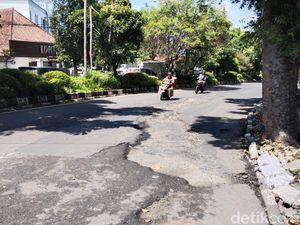 Hati-hati, Ada Lubang Seukuran Ranjang di Dago