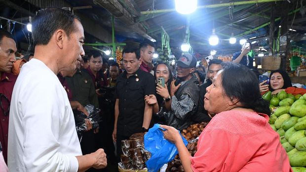 Jokowi belanja sayur dan buah di Pasar Buah Berastagi Medan.
