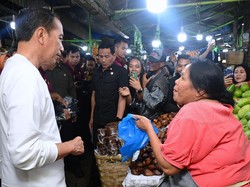 Jokowi Belanja di Pasar Buah Berastagi, Pedagang Senang dan Terharu