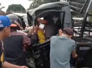 Kakek-Cucu Tewas Usai Mobil dan Pikap Adu Banteng di Lampung