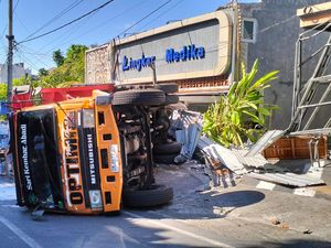 Tak Kuat Nanjak, Truk Fuso Terguling-Tabrak Toko dan 3 Kendaraan
