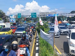 Penampakan Macetnya Puncak di Libur Lebaran, Jalan Tol Jadi Lapak Dagang