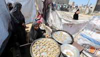 Kue Cincin Temani Warga Gaza Rayakan Idul Fitri di Pengungsian