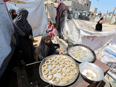 Kue Cincin Temani Warga Gaza Rayakan Idul Fitri di Pengungsian