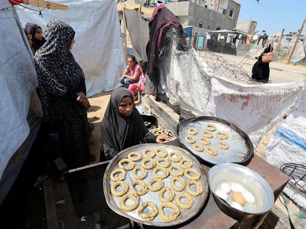 Kue Cincin Temani Warga Gaza Rayakan Idul Fitri di Pengungsian