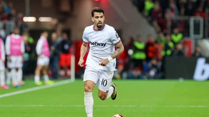 LEVERKUSEN, GERMANY - APRIL 11: Lucas Paqueta of West Ham United controls the ball during the UEFA Europa League 2023/24 Quarter-Final first leg match between Bayer 04 Leverkusen and West Ham United FC at BayArena on April 11, 2024 in Leverkusen, Germany. (Photo by Marco Steinbrenner/DeFodi Images via Getty Images)