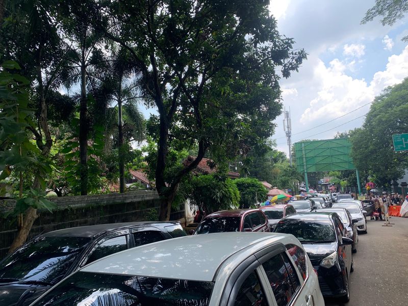 Macet 1 km jelang pintu masuk Taman Margasatwa Ragunan, Jaksel, Sabtu (13/4/2024) siang.