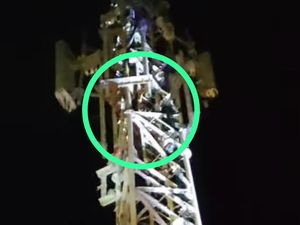 Ulah Pria Mabuk Lem di Makassar Teriaki Warga-Panjat Tower 40 Meter Ulah Pria Mabuk Lem di Makassar Teriaki Warga-Panjat Tower 40 Meter