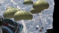 Militer Yordania Terjunkan Paket Lebaran ke Gaza