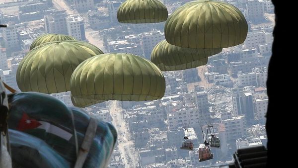 Militer Yordania Terjunkan Paket Lebaran ke Gaza