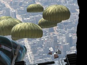 Militer Yordania Terjunkan Paket Lebaran ke Gaza