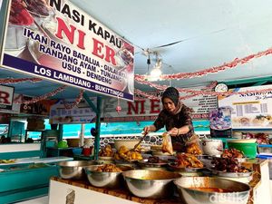 Lamaknyo! Nasi Kapau Lauk Dendeng Racikan Ni Er di Los Lambuang Lamaknyo! Nasi Kapau Lauk Dendeng Racikan Ni Er di Los Lambuang