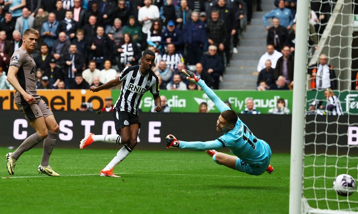 Soccer Football - Premier League - Newcastle United v Tottenham Hotspur - St James Park, Newcastle, Britain - April 13, 2024 Newcastle Uniteds Alexander Isak scores their third goal Action Images via Reuters/Lee Smith NO USE WITH UNAUTHORIZED AUDIO, VIDEO, DATA, FIXTURE LISTS, CLUB/LEAGUE LOGOS OR LIVE SERVICES. ONLINE IN-MATCH USE LIMITED TO 45 IMAGES, NO VIDEO EMULATION. NO USE IN BETTING, GAMES OR SINGLE CLUB/LEAGUE/PLAYER PUBLICATIONS.