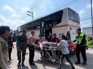 Saat Polisi Mojokerto Kota Tolong 2 Pemudik Pingsan di Jalan Bypass Saat Polisi Mojokerto Kota Tolong 2 Pemudik Pingsan di Jalan Bypass