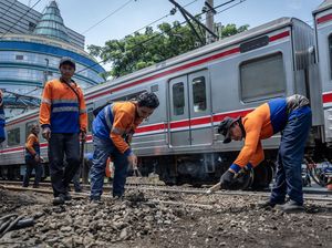 Perbaikan Rel Usai Insiden KRL ke Kampung Bandan Anjlok Perbaikan Rel Usai Insiden KRL ke Kampung Bandan Anjlok