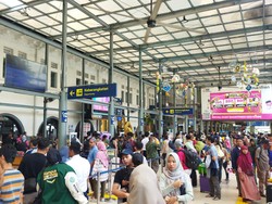 H+3 Lebaran, Pintu Keberangkatan Stasiun Pasar Senen Masih Ramai Pemudik