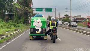 Momen Polisi di Mojokerto Bantu Bajaj Mogok Milik Pemudik Asal Jakarta