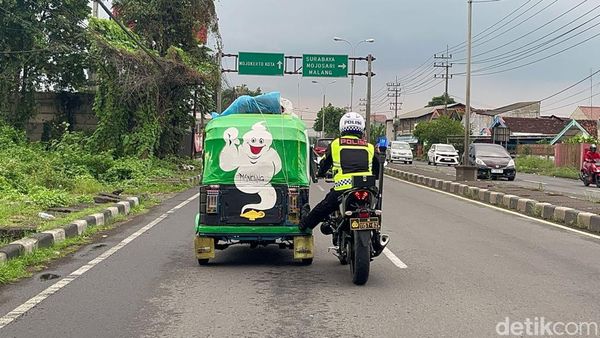 Momen Polisi di Mojokerto Bantu Bajaj Mogok Milik Pemudik Asal Jakarta