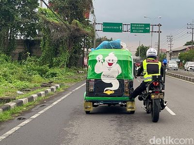 Momen Polisi di Mojokerto Bantu Bajaj Mogok Milik Pemudik Asal Jakarta
