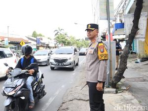 Kapolres Kediri Kota Pimpin Pengamanan Arus Mudik untuk Urai Kepadatan Kapolres Kediri Kota Pimpin Pengamanan Arus Mudik untuk Urai Kepadatan