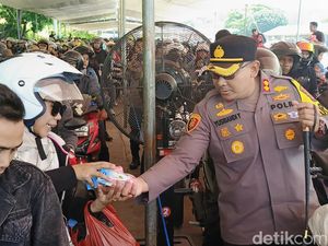 Cuaca Panas di Pelabuhan Bakauheni, Polisi Bagikan Minuman Dingin-Es Krim