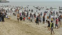 Potret Pengunjung Padati Wisata Pantai Anyer
