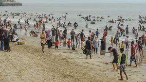 Potret Pengunjung Padati Wisata Pantai Anyer