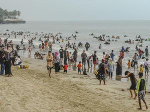 Potret Pengunjung Padati Wisata Pantai Anyer