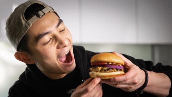 Gaya Chef Reynold Poernomo saat Ngopi dan Jajan Burger