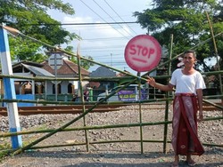 Satlantas Polres Pasuruan Kota Cek Pelintasan KA Tanpa Palang Pintu