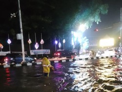13 Titik di Palembang Banjir, Saluran Diperkecil-Ditutup Jadi Biang Kerok